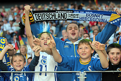 אוהדים בוסנים במשחק ידידות מול גרמניה (צילום: Gettyimages) (צילום: Gettyimages)