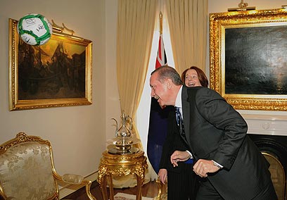 ארדואן נוגח בכדורגל עם ראש ממשלת אוסטרליה. האיש החזק של טורקיה (צילום: AP) (צילום: AP)