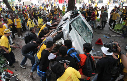 מפגינים משחיתים מכונית של המשטרה (צילום: AP) (צילום: AP)