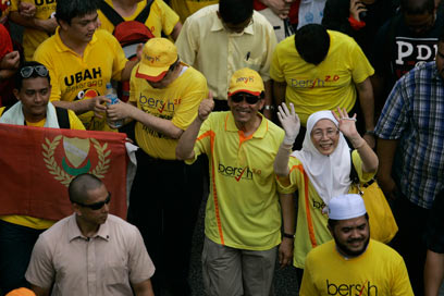 מפגינים בחולצות צהובות בקואלה לומפור (צילום: AFP) (צילום: AFP)
