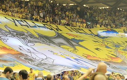 האוהדים הצהובים מספקים למכבי תפאורה בלתי נשכחת (צילום: ראובן שוורץ) (צילום: ראובן שוורץ)