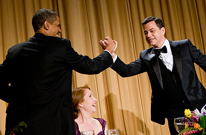 הנשיא הופיע כחימום לקומיקאי. אובמה ומנחה הערב ג'ימי קימל                             (צילום: EPA) (צילום: EPA)