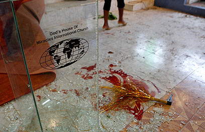 דם על רצפת הכנסייה (צילום: רויטרס) (צילום: רויטרס)