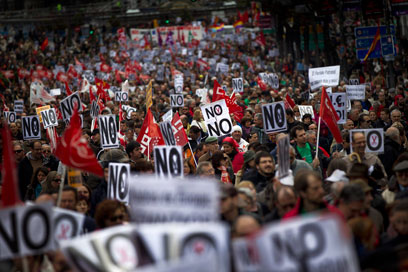 המוני ספרדים מפגינים במדריד. "אנחנו בנינו את מערכת הבריאות" (צילום: AP) (צילום: AP)