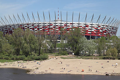 תופסים צבע בסמוך לאיצטדיון הלאומי בוורשה, פולין (צילום: EPA) (צילום: EPA)