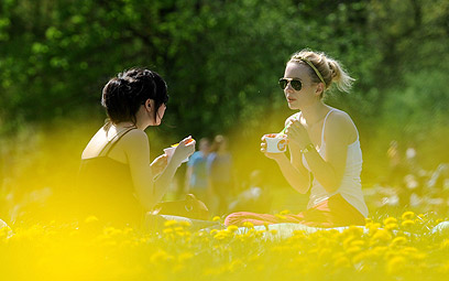 צעירות עורכות פיקניק בפארק במינכן, גרמניה (צילום: EPA) (צילום: EPA)
