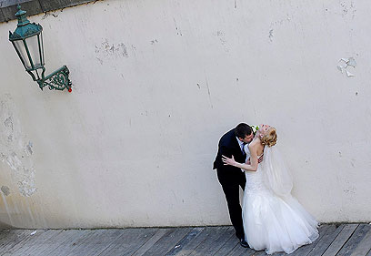 זוג טרי ביום חתונתו בחום של צ'כיה (צילום: EPA) (צילום: EPA)