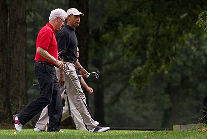 הכלכלה בראש סדר היום. אובמה וקלינטון על מסלול הגולף ב-2010 (צילום: AP) (צילום: AP)