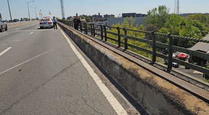 צניחה מגובה של 15 מטרים. הגשר שממנו נפל הרכב (צילום: AP) (צילום: AP)