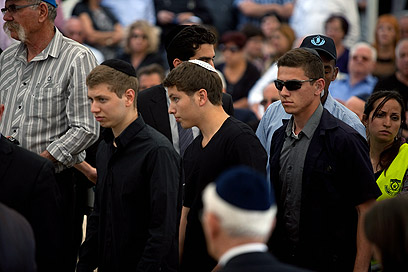 בניו של ראש הממשלה, יאיר ואבנר נתניהו, בהלוויה (צילום: אוהד צויגנברג) (צילום: אוהד צויגנברג)