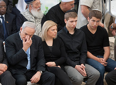 משפחת נתניהו בהלוויה (צילום: AP) (צילום: AP)