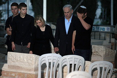 משפחת נתניהו בהלוויה. "החיים תמיד קצרים מדי" (צילום: AP) (צילום: AP)