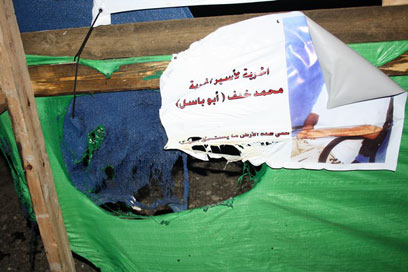 יריעות האוהל וכרזות עם תמונות האסירים (צילום: פאדי מנסור) (צילום: פאדי מנסור)
