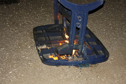 שולחן שניצב באוהל ועלה באש (צילום: פאדי מנסור) (צילום: פאדי מנסור)