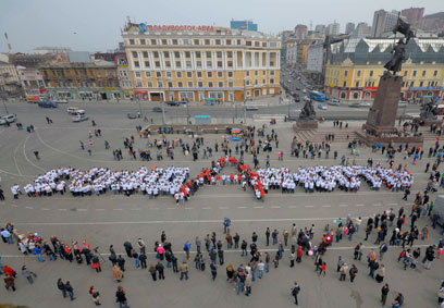 נערכים לחגיגה הגדולה במוסקבה. הכתובת "סולידריות" ברוסית (צילום: רויטרס) (צילום: רויטרס)