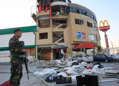 ליד אחת המסעדות שפוצצו לאחרונה בצור (צילום: AP) (צילום: AP)