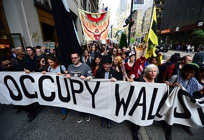 תנועת לשחרר את וול סטריט מפגינה בניו-יורק לרגל יום העובד הבינלאומי (צילום: AFP) (צילום: AFP)