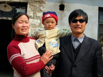 צ'ן ובני משפחתו. בייג'ינג: "אם הוא רוצה ללמוד בחו"ל - הוא יכול" (צילום: רויטרס) (צילום: רויטרס)