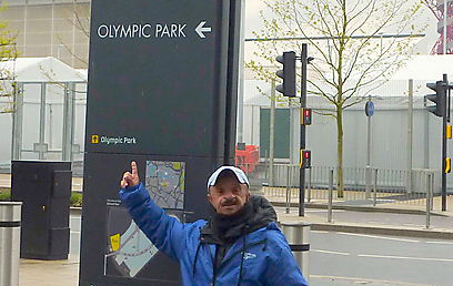 בדרך לפארק האולימפי. ה"ישראלי הראשון" בלונדון 2012  (צילום: מודי קרייטמן ) (צילום: מודי קרייטמן )