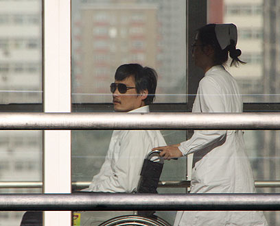 צ'ן בבית החולים בבייג'ינג. "סוף סוף יוכל להגיד שהוא חופשי" (צילום: רויטרס) (צילום: רויטרס)