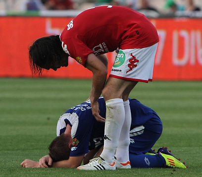 מרקו שולר מנסה לעזור לדמיאנוביץ' אחרי שנפגע (צילום: אורן אהרוני) (צילום: אורן אהרוני)
