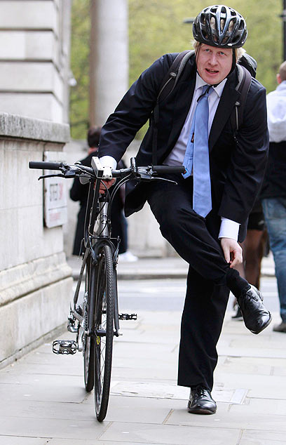 על אופניים הוא בסדר. בוריס ג'ונסון (צילום: רויטרס) (צילום: רויטרס)