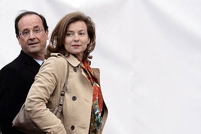 הגיע לעימות עם בת זוגו. הולנד והעיתונאית ואלרי טרירוויילר (צילום: AFP) (צילום: AFP)