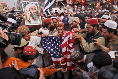 בעד אוסמה, נגד אובמה. מפגינים בפקיסטן (צילום: AP) (צילום: AP)
