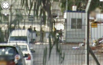 חיילים בתקריב  (צילום: Street View on Google Maps) (צילום: Street View on Google Maps)
