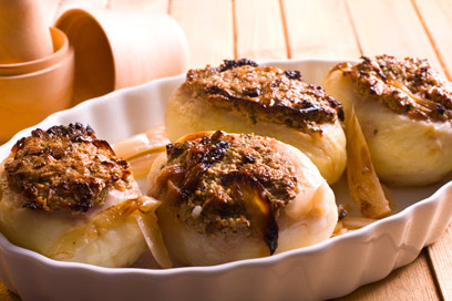 תפוחי אדמה במילוי של אגוזים, בצל וסלרי (צילום: ראובן אילת) (צילום: ראובן אילת)