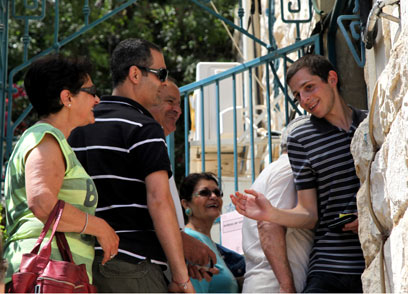 גלעד שליט הצביע בחיפה (צילום: אבישג שאר-ישוב) (צילום: אבישג שאר-ישוב)