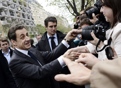 ניקולא סרקוזי בבואו להצביע, היום (צילום: AFP  ) (צילום: AFP  )