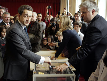ניקולא סרקוזי מצביע, הבוקר (צילום: AFP  ) (צילום: AFP  )