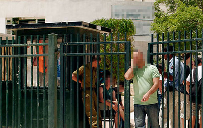 שוטרים בבית הספר. תיכון בבאר שבע, היום (צילום: אליעד לוי) (צילום: אליעד לוי)