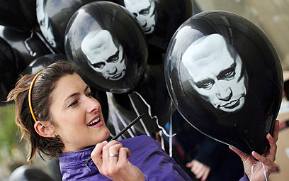 מפגינה נגד פוטין במוסקבה (צילום: EPA) (צילום: EPA)