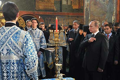 פוטין בילה את יום ראשון בכנסייה (צילום: AFP) (צילום: AFP)