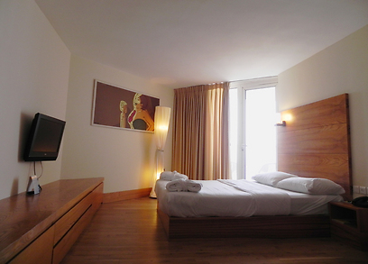 ניקיון יומיומי ואפשרות ללון לילה אחד ויותר. חדר במלון (צילום: זיו ריינשטיין) (צילום: זיו ריינשטיין)