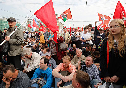 רצו להביא מיליון צועדים והסתפקו ב-20 אלף בלבד. מפגינים במוסקבה (צילום: רויטרס) (צילום: רויטרס)