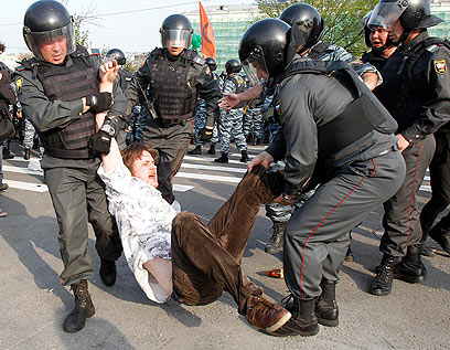 מפגין נעצר במוסקבה (צילום: רויטרס) (צילום: רויטרס)