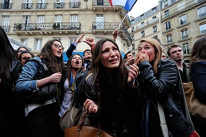 תומכי סרקוזי מאוכזבים בפריז (צילום: MCT) (צילום: MCT)