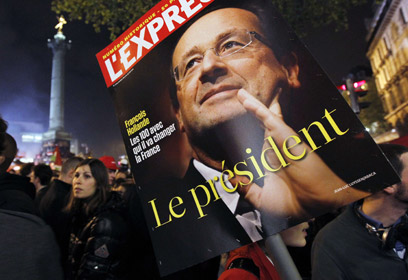 נשיא צרפת, פרנסואה הולנד, מתנוסס על שכר מגזין צרפתי לאחר בחירתו לנשיאות (צילום: AFP) (צילום: AFP)