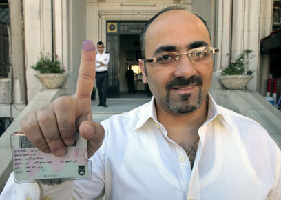 יום חג לדמוקרטיה? מצביע בדמשק (צילום: AFP) (צילום: AFP)