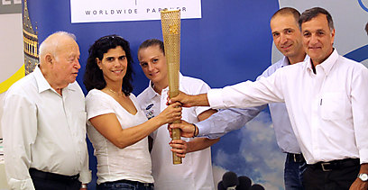 מניפה את הלפיד האולימפי. הספורטאית הישראלית הבכירה ביותר (צילום: אורן אהרוני) (צילום: אורן אהרוני)