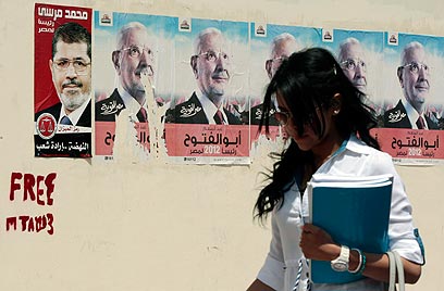 הבחירות בעיצומן והמועמדים תוקפים זה את זה. כרזות בקהיר (צילום: רויטרס) (צילום: רויטרס)