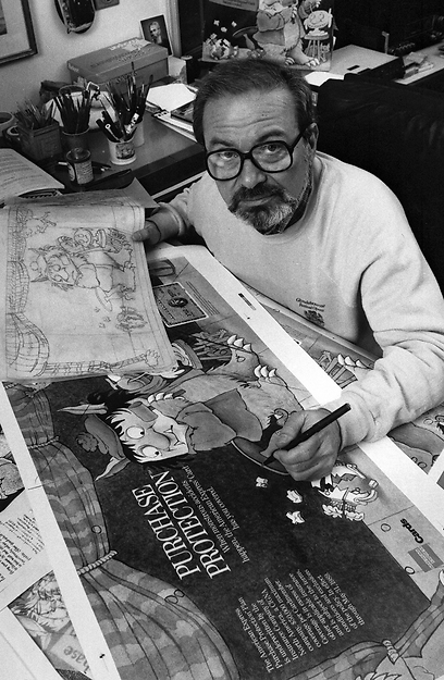 מוריס סנדק בעת עבודותו. איורים שהפכו לסיפורים  (צילום: AP) (צילום: AP)