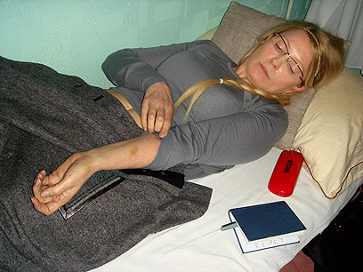 טימושנקו בכלא. חבורות על זרועותיה ובטנה (צילום: EPA) (צילום: EPA)