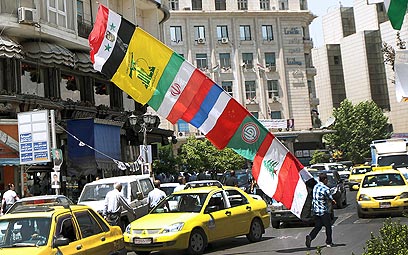 מלבנון ועד חיזבאללה. מוכר דגלים בדמשק (צילום: EPA) (צילום: EPA)