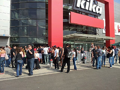 עובדי החנות מול הכניסה. "דורשים מכתבי פיטורים ופיצויים" (צילום: רענן בן צור)