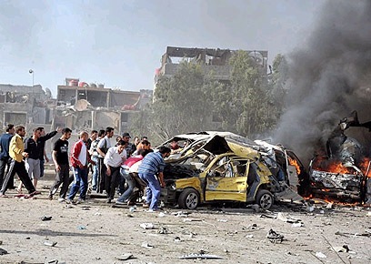 אזרחים רבים נפגעו בפיצוץ הכפול, ומכוניות עלו באש ()