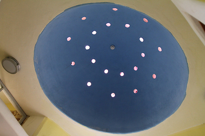 כדור זכוכית שמרכז את קרני האור (צילום: חגי אהרון) (צילום: חגי אהרון)